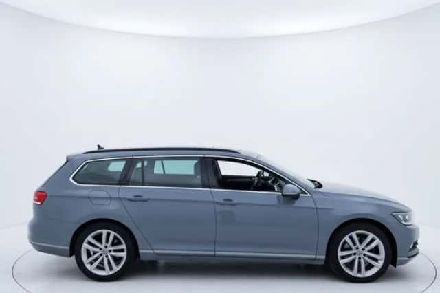 Volkswagen Passat (2022) thumbnail 5