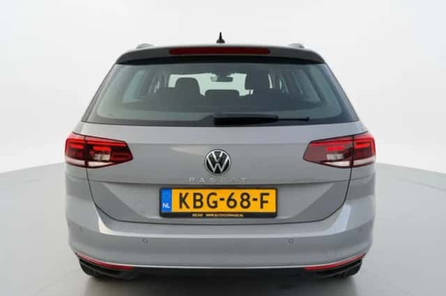 Volkswagen Passat (2022) thumbnail 6