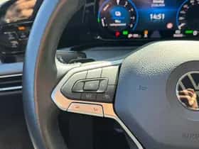 Volkswagen Golf (2022) thumbnail 24