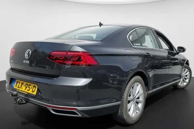 Volkswagen Passat (2021) thumbnail 3