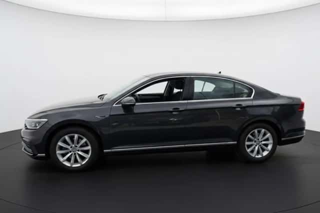 Volkswagen Passat (2021) thumbnail 5