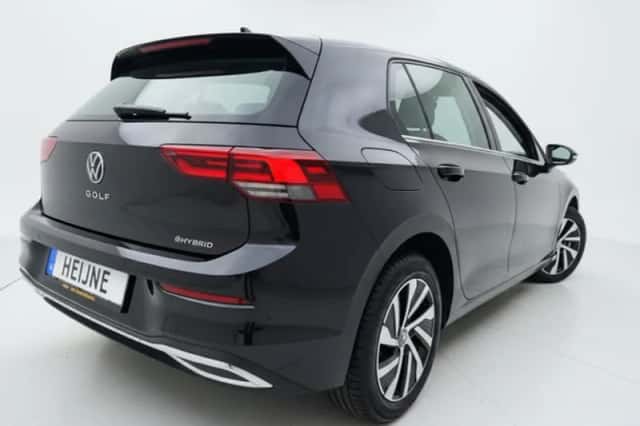 Volkswagen Golf (2023) thumbnail 3