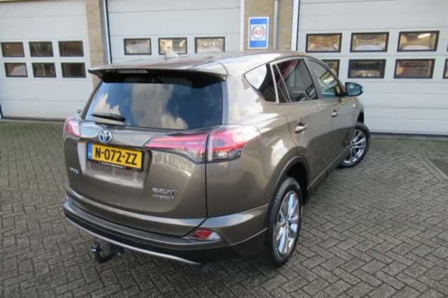 Toyota RAV4 (2017) thumbnail 2