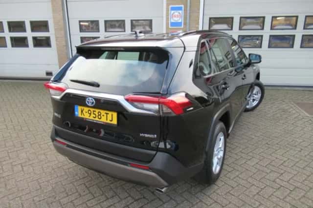 Toyota RAV4 (2021) thumbnail 2