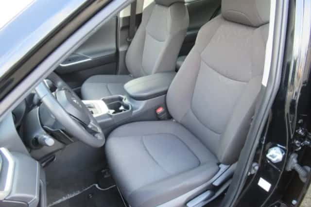 Toyota RAV4 (2021) thumbnail 5