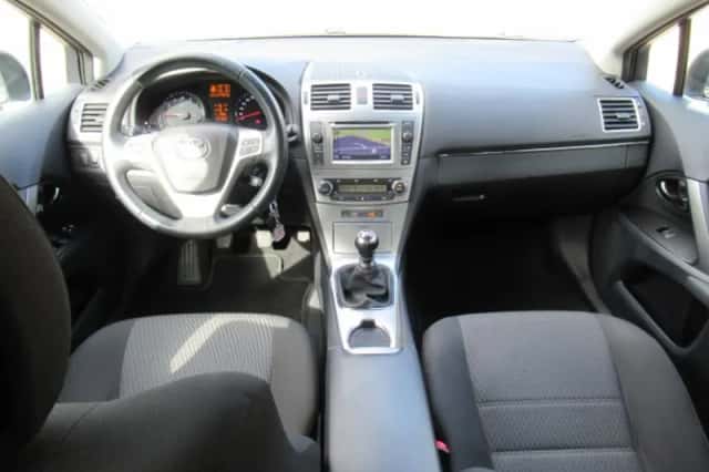 Toyota Avensis (2012) thumbnail 2