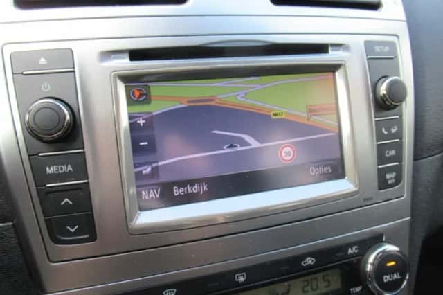 Toyota Avensis (2012) thumbnail 4