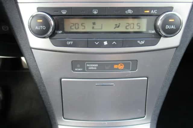 Toyota Avensis (2012) thumbnail 9