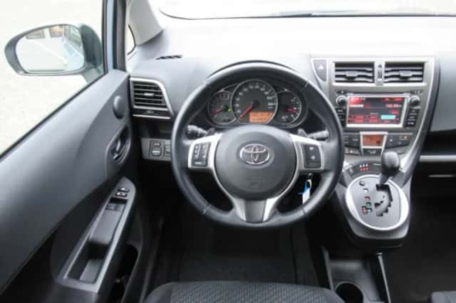 Toyota Verso-S (2011) thumbnail 3
