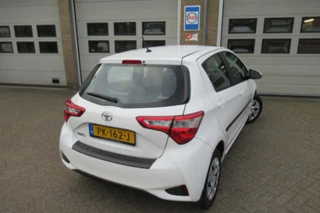 Toyota Yaris (2017) thumbnail 2