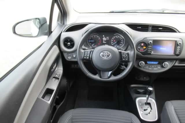 Toyota Yaris (2017) thumbnail 3