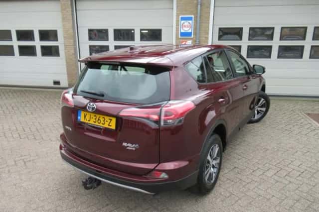 Toyota RAV4 (2016) thumbnail 2