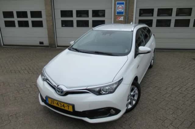Toyota Auris (2015) thumbnail 1