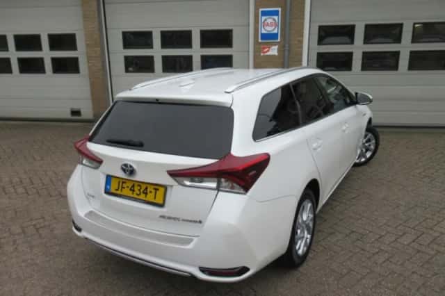 Toyota Auris (2015) thumbnail 2