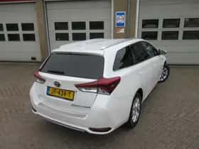 Toyota Auris (2015) thumbnail 2