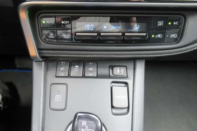 Toyota Auris (2015) thumbnail 12