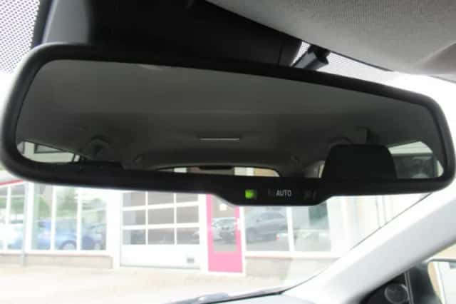Toyota Auris (2015) thumbnail 15