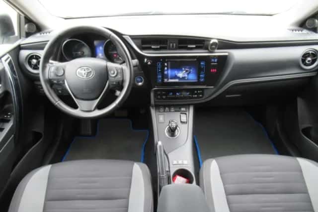 Toyota Auris (2015) thumbnail 3