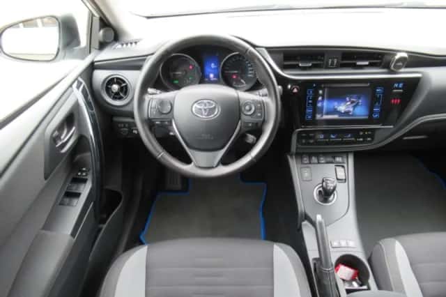 Toyota Auris (2015) thumbnail 4