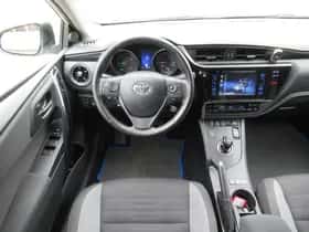 Toyota Auris (2015) thumbnail 4