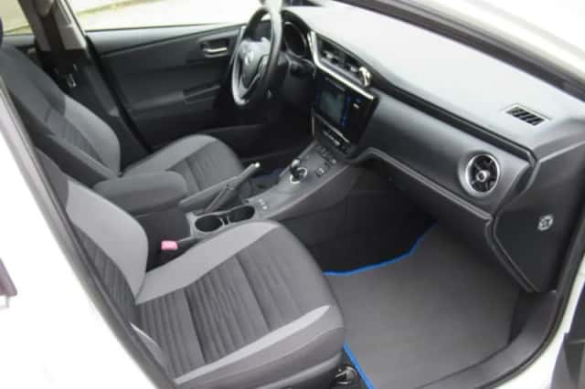 Toyota Auris (2015) thumbnail 5