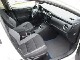 Toyota Auris (2015) thumbnail 5