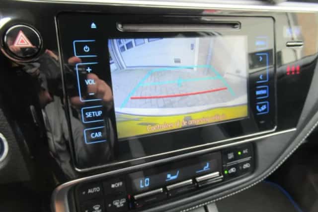 Toyota Auris (2015) thumbnail 9