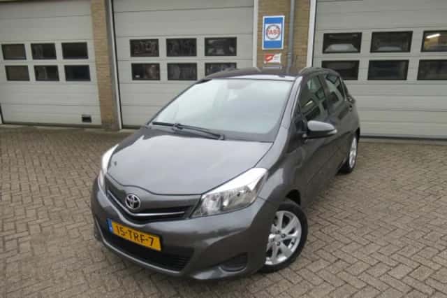 Toyota Yaris (2012) thumbnail 1