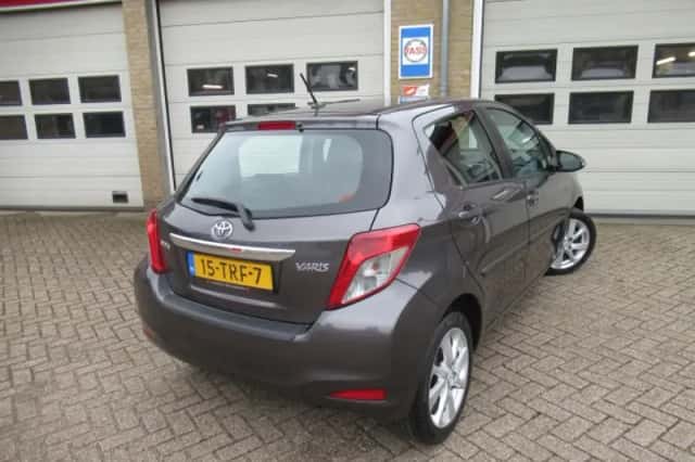 Toyota Yaris (2012) thumbnail 2