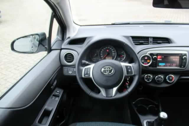 Toyota Yaris (2012) thumbnail 3
