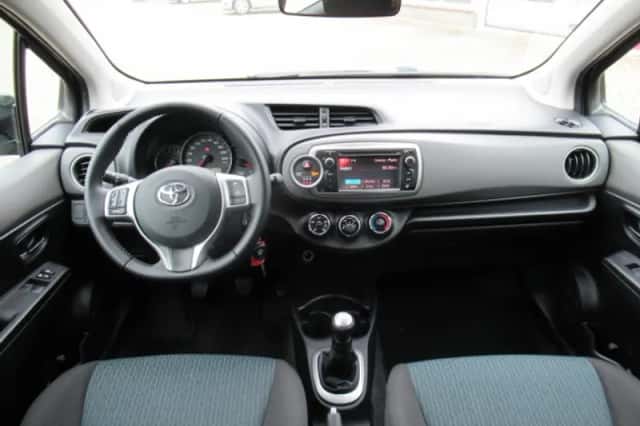Toyota Yaris (2012) thumbnail 4