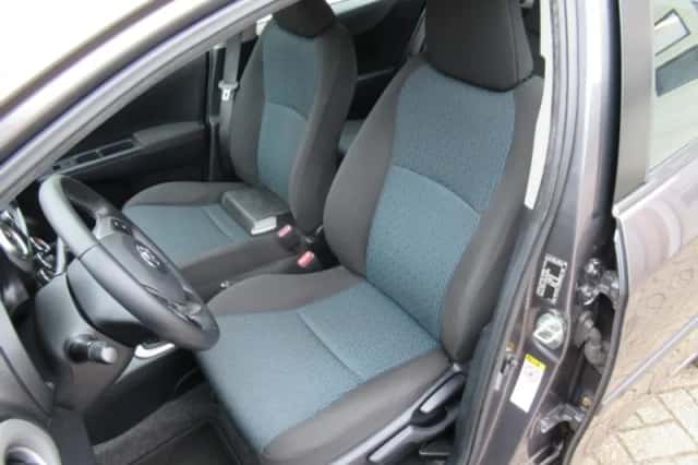 Toyota Yaris (2012) thumbnail 5