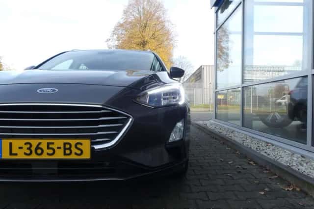 Ford Focus (2021) thumbnail 3