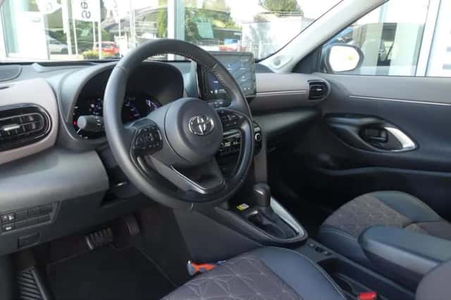 Toyota Yaris (2024) thumbnail 3