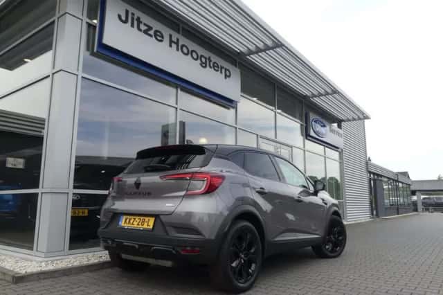 Renault Captur (2022) thumbnail 2