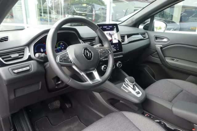 Renault Captur (2022) thumbnail 3