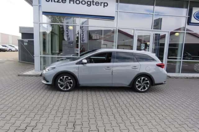 Toyota Auris (2018) thumbnail 3