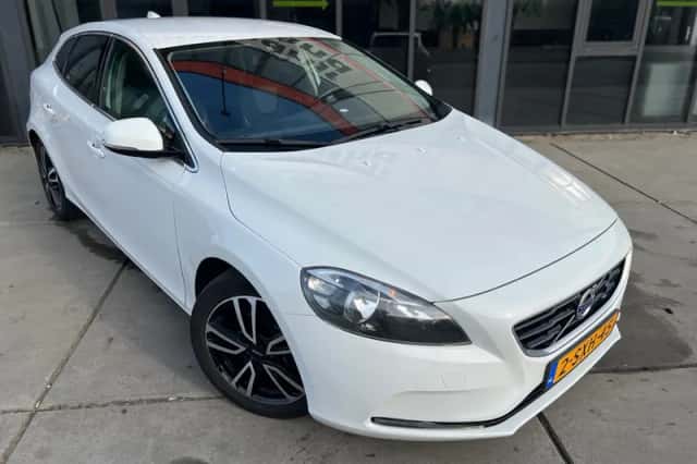 Volvo V40 (2013) thumbnail 2
