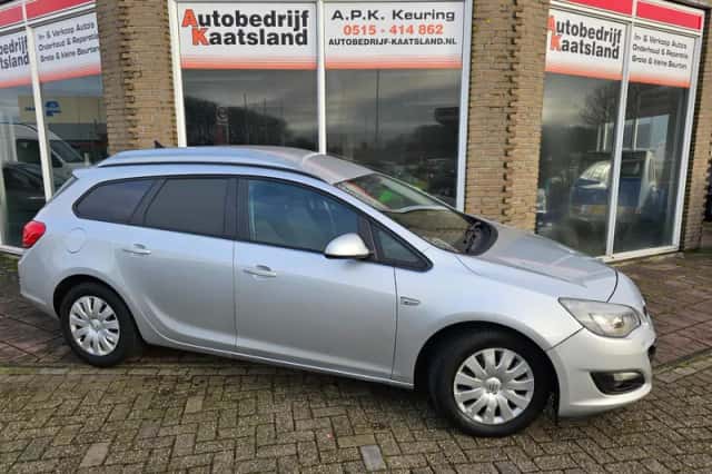 Opel Astra Sports Tourer (2013) thumbnail 2