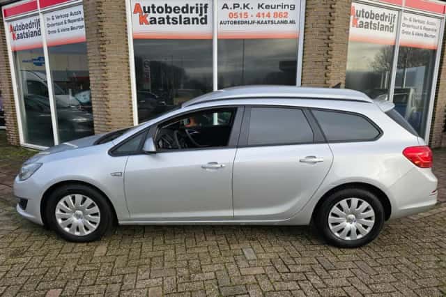 Opel Astra Sports Tourer (2013) thumbnail 4