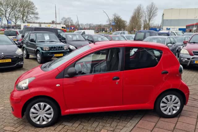 Toyota Aygo (2011) thumbnail 4