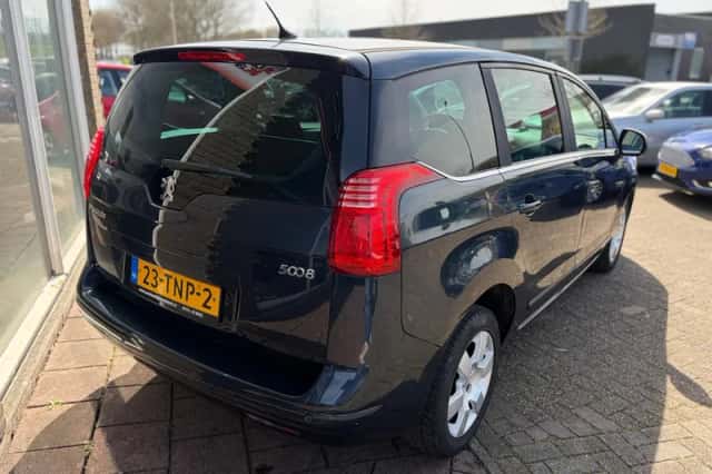 Peugeot 5008 (2012) thumbnail 4