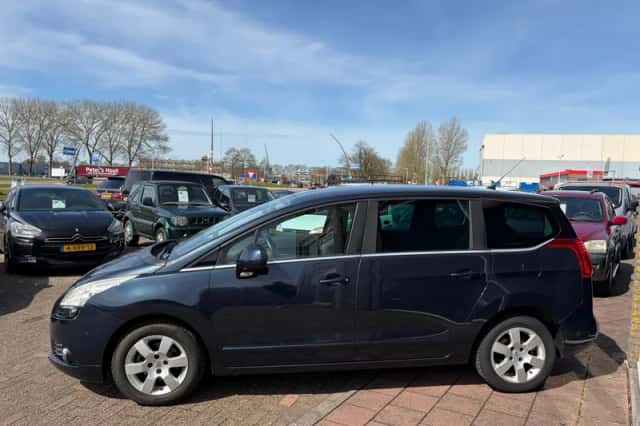 Peugeot 5008 (2012) thumbnail 5
