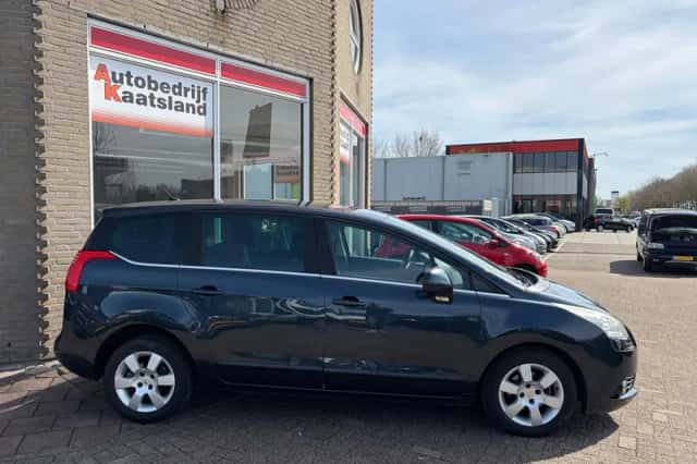Peugeot 5008 (2012) thumbnail 6