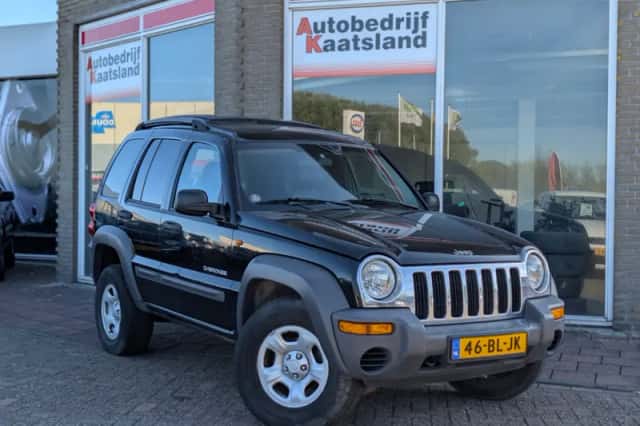 Jeep Cherokee (2004) thumbnail 2