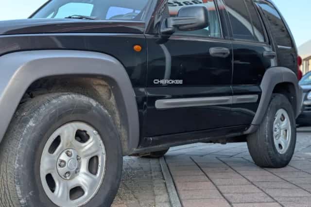 Jeep Cherokee (2004) thumbnail 3