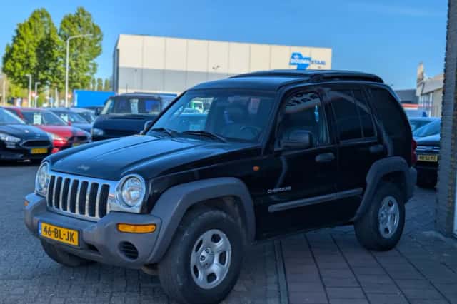 Jeep Cherokee (2004) thumbnail 4