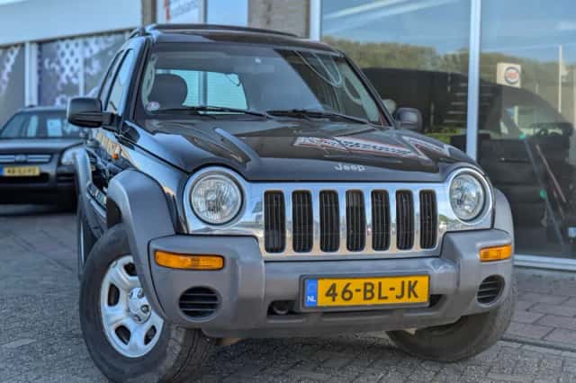 Jeep Cherokee (2004) thumbnail 5