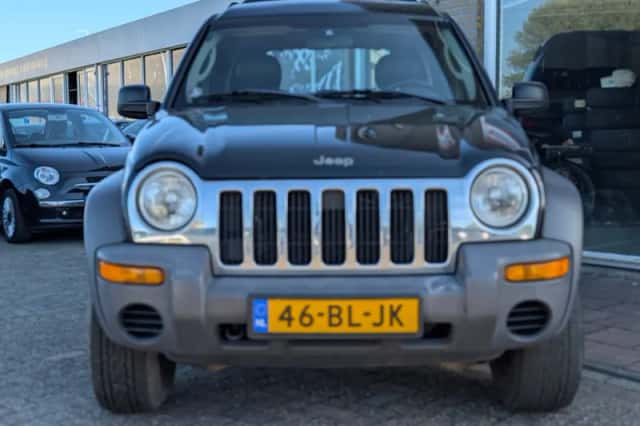 Jeep Cherokee (2004) thumbnail 6