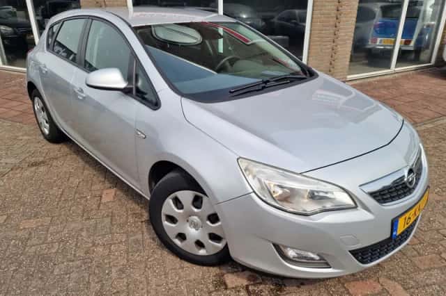 Opel Astra (2010) thumbnail 3